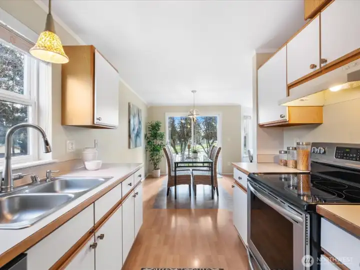 The kitchen is pleasant and welcoming, with the workspace, generous cabinetry and quality appliances you need.