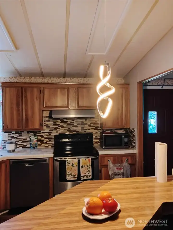 Nice custom lighting, backsplash, eating bar