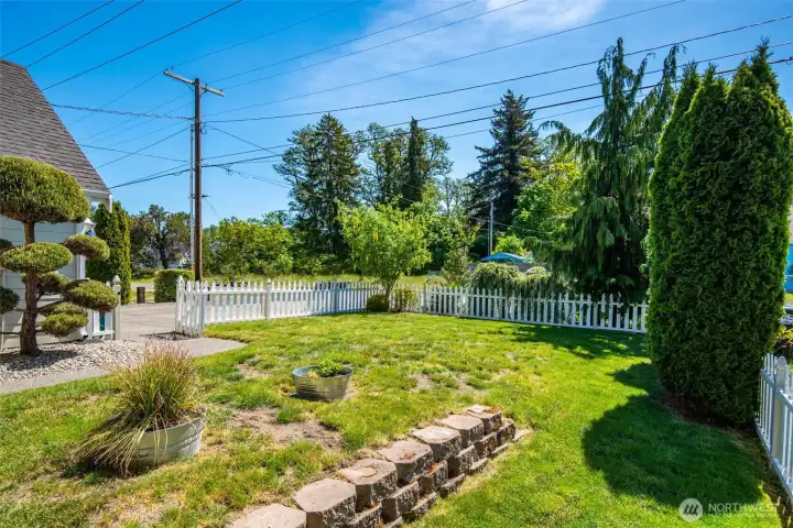 Front fully fenced Yard.