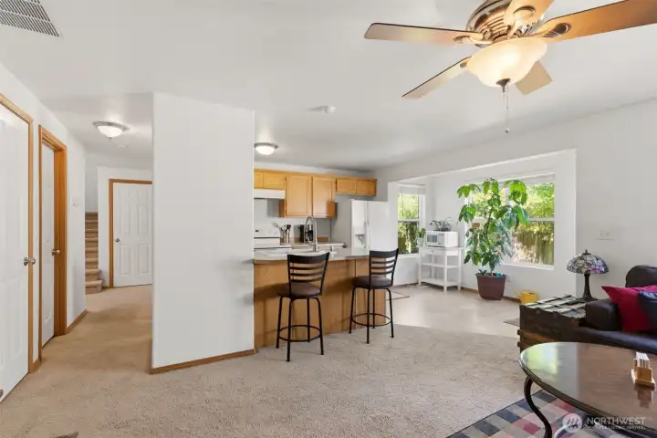 Kitchen with Eat in bar