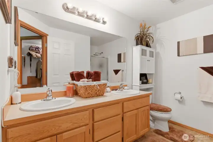 Primary En-Suite Bathroom