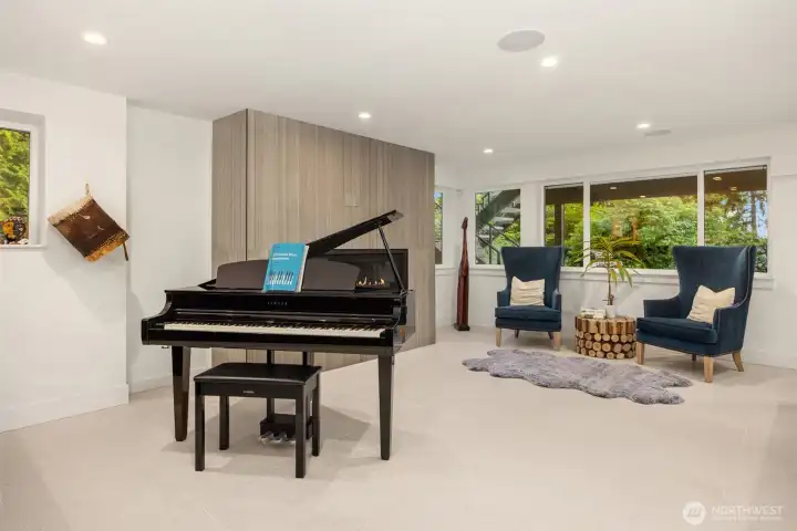 Lower level with wide open spaces. Fireplace and wine cellar.