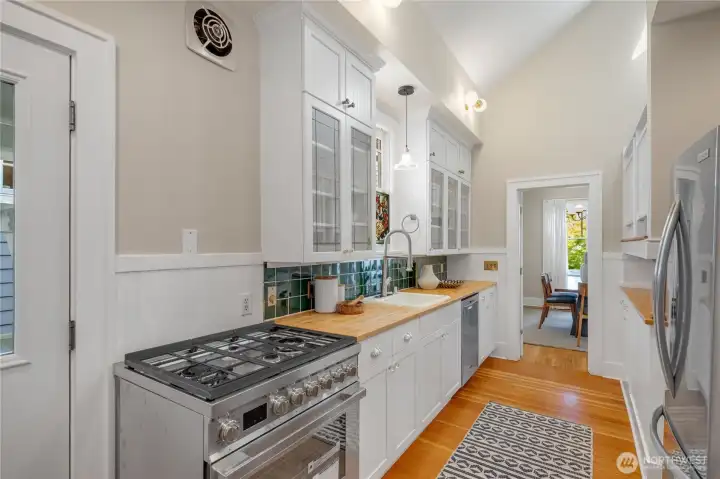 Kitchen with vaulted ceilings, new range and refrigerator and amazing light