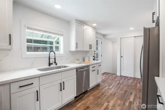 Galley kitchen with direct access to the deck