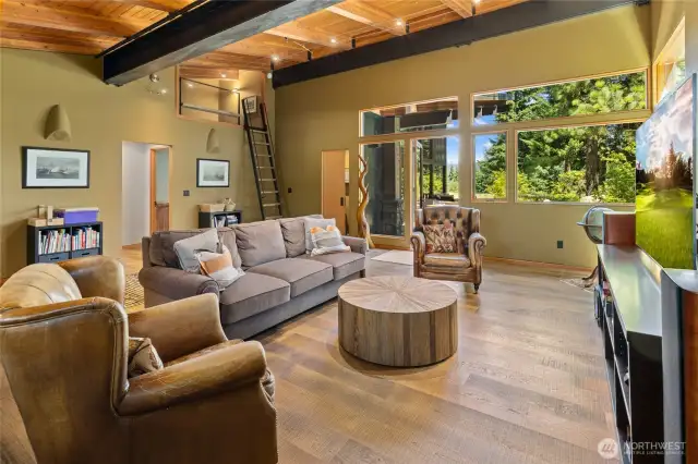 With views out to the residence patio and golf course, this guest house is perfect!
