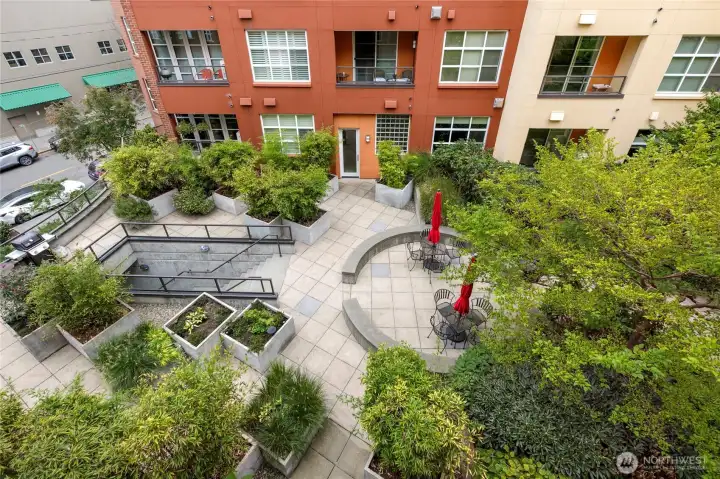View of the courtyard. You can also enter it from the street with your fob. Perfect place to meet up with friends for a HH BBQ.