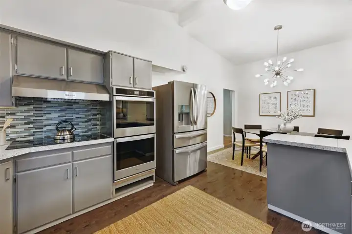 Spiffy updated appliances. Yep, that's a double oven. Yay.