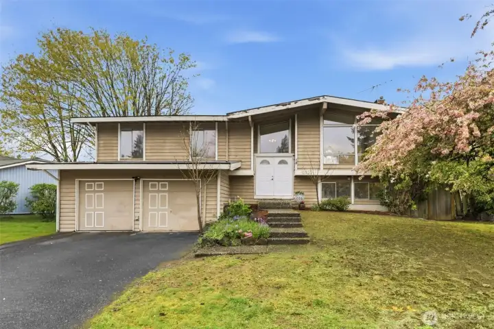 5 bedroom home with over 2,200 sq ft!