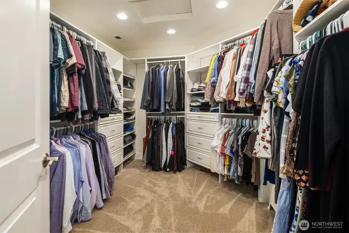 Professional built-in organizer with dressers, shelving, and plenty of space to hang all your clothes. Professional built-in organizer with dressers, shelving, and plenty of space to hang all your clothes.