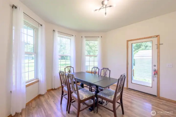 Dinning room 13'x11' with door to the back deck. Dinning room 13'x11' with door to the back deck.