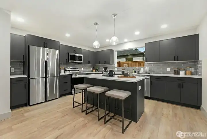 Luxury kitchen with customer cabinets, quartz counters and SS appliances