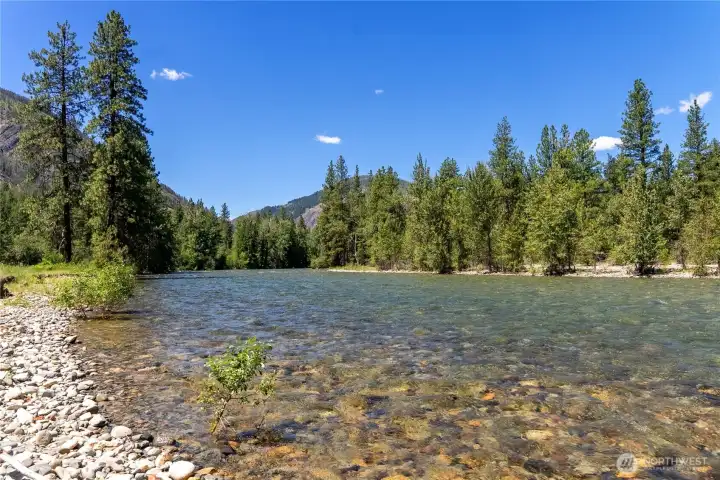 A perfect spot for skipping rocks, exploring the shoreline, and making Methow Valley memories.