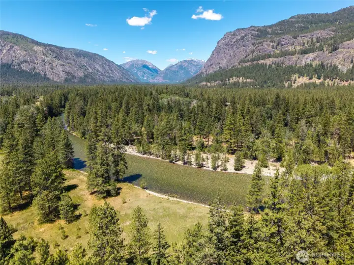 Your four-season basecamp for skiing, biking, hiking, river floating, and exploring the North Cascades.
