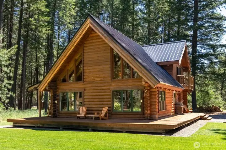 Surrounded by pines and open space, this cabin embodies the authentic Mazama lifestyle.