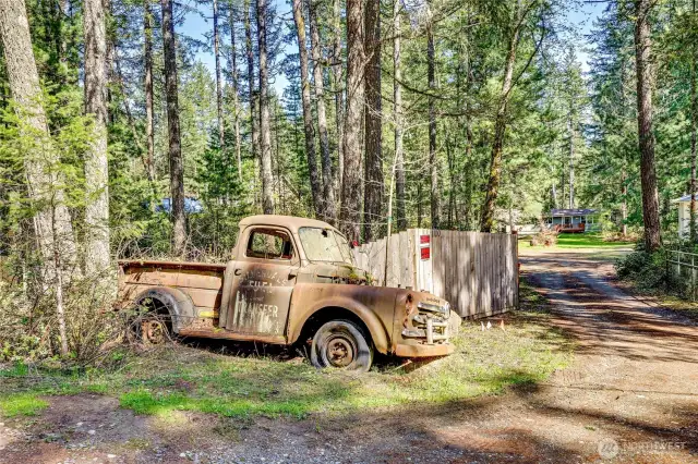You'll never miss the turn into your driveway with this charming pickup truck marking the gate!