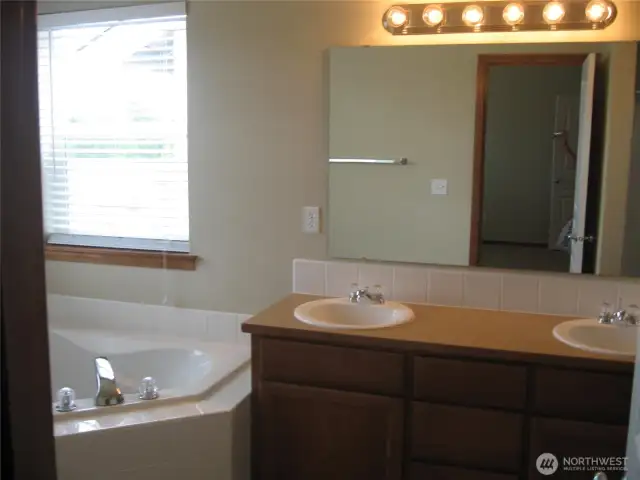 5 piece bath with large soaking tub