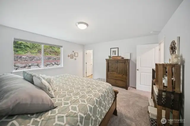 Primary bedroom has plenty of space a warm inviting bedrooom.