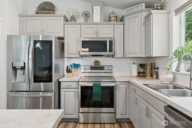 And this kitchen with Smart Appliances is definitely a today's must have!