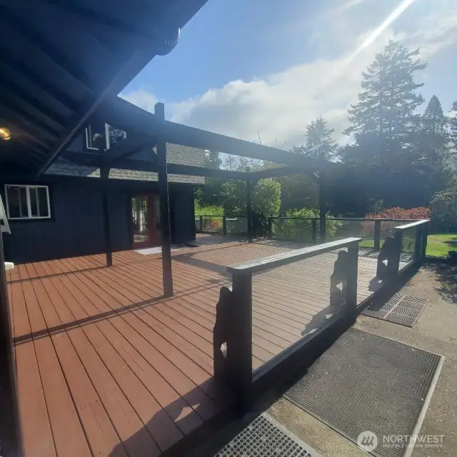 Large outside deck off living room.