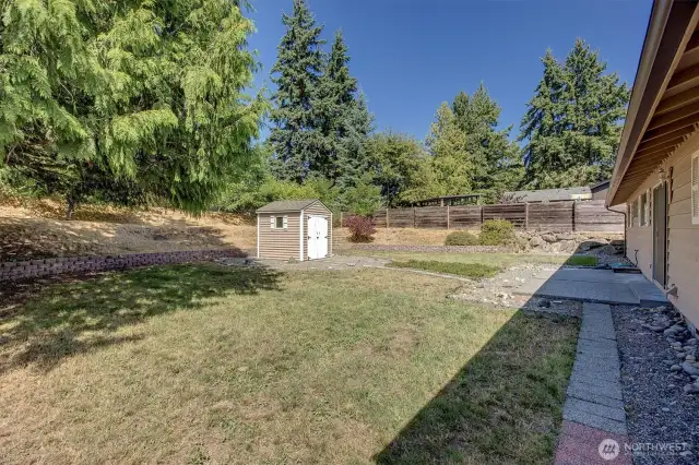 Oversized fully fenced back yard.