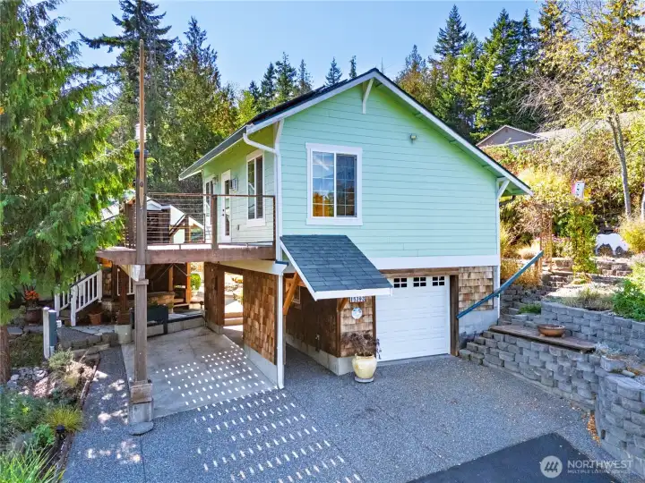 Garage, carport and a 492 sqft loft.