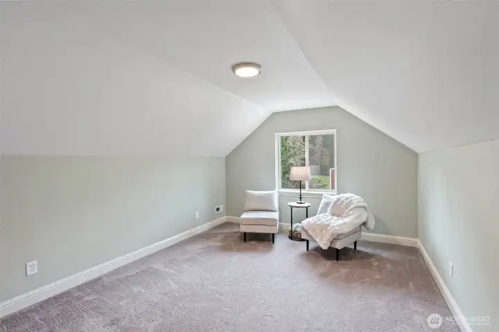 Upper Floor Bedroom/Bonus Room 2 – A second upper-level room providing additional versatility for guests, work, or hobbies.