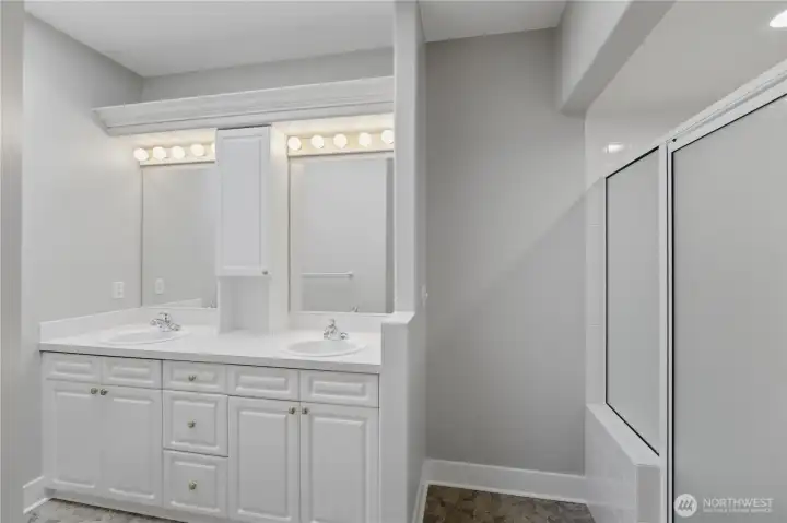 Double vanity in primary bathroom
