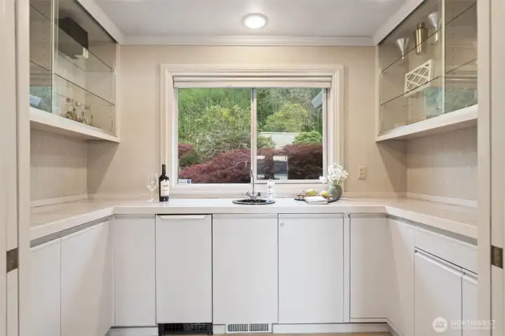 Bar/Butler's Pantry