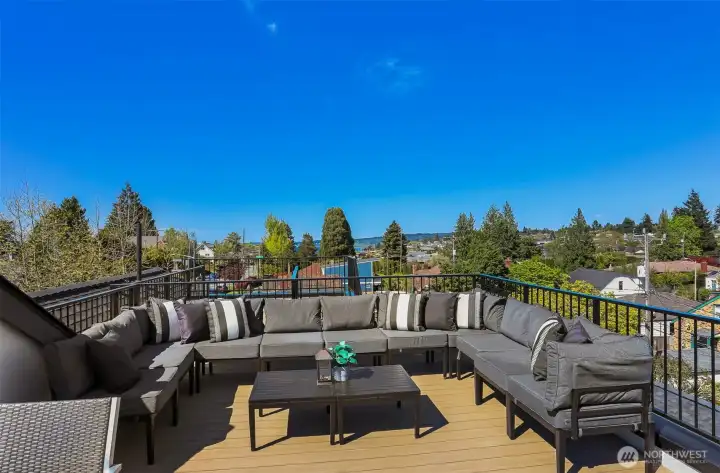 Rooftop deck with 360° views