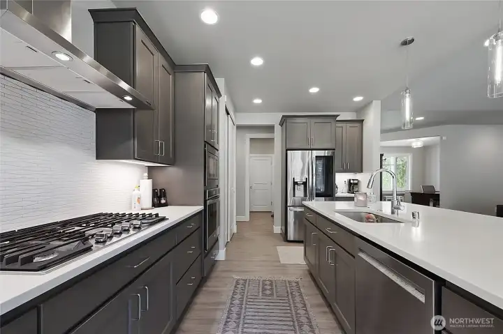 Like new! Kitchen with island quartz countertops.