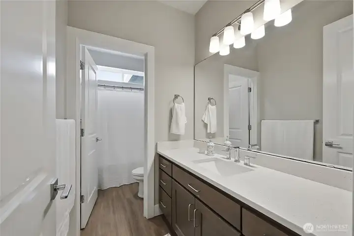 Guest/2nd Full bath