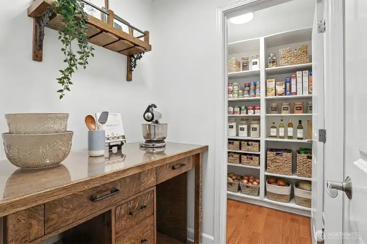 And who doesn't love a walk in pantry. And who doesn't love a walk in pantry.