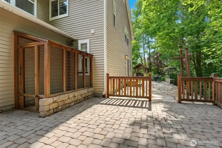 Another catio view. Another catio view.