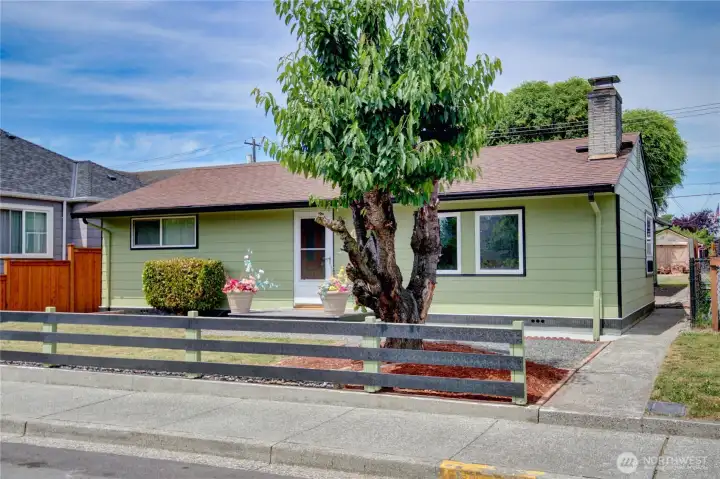 Move-in ready and super clean. City of Marysville beautified 2nd Street creating new side walks and a tree lined median. It is really nice and minutes to all the Downtown Marysville shops and eateries, espresso and grocery store.