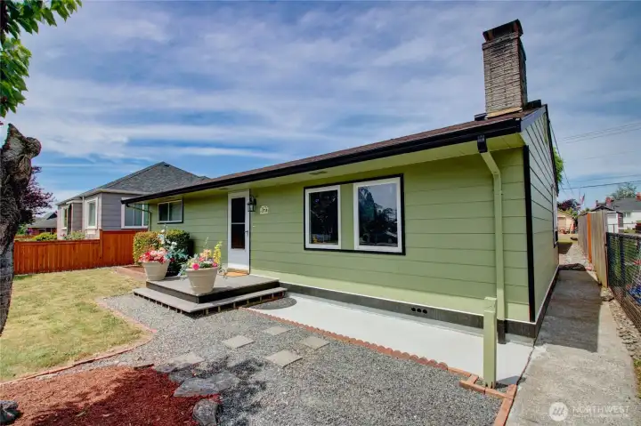 Mid-century rambler with 2 step entry porch