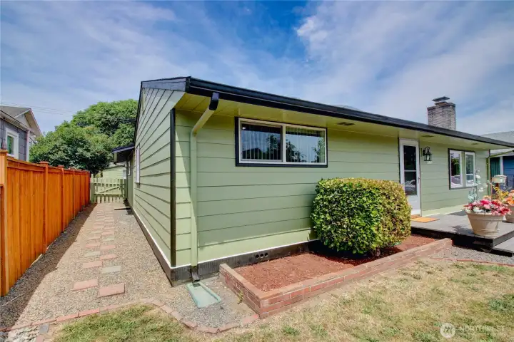 Low maintenace side yard
