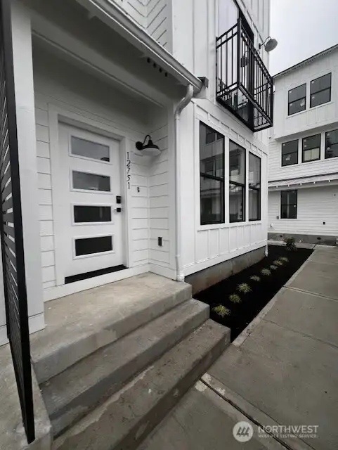 SH1-096 Front door