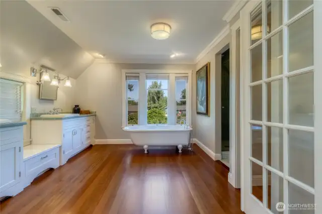 Upstairs bath with soaking tub & separate tiled shower