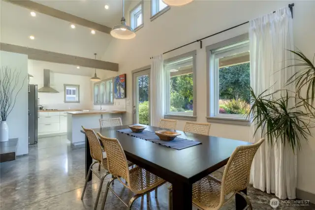 "The Barn" short term rental Dining & Kitchen area