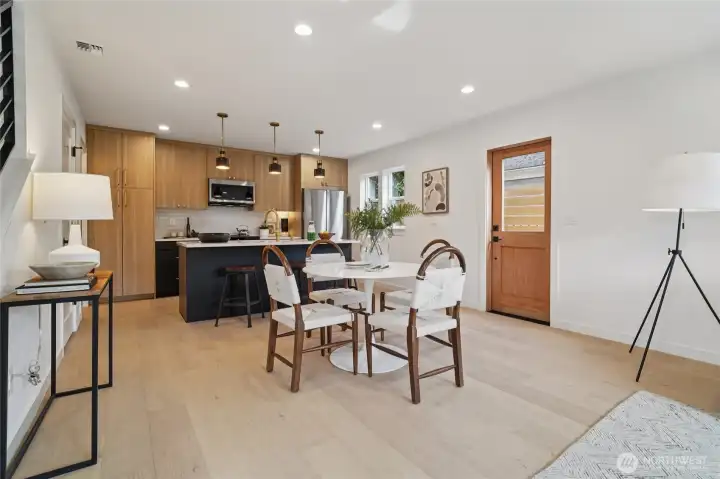 Side door to kitchen & dining area