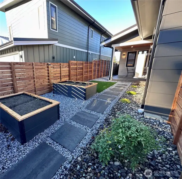 Backyard with easy landscape