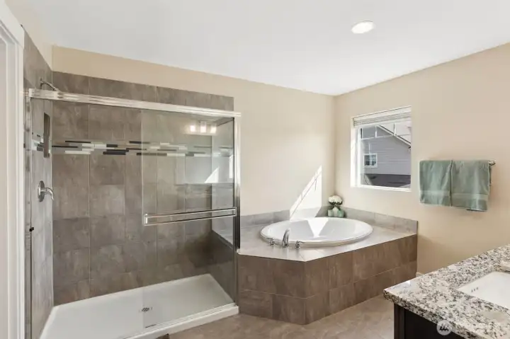 5 piece primary bath with large closet