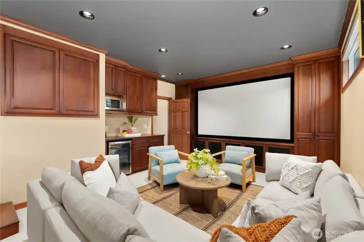 High-end theater equipment conveys with the honme