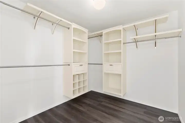 Huge primary bedroom walk-in closet