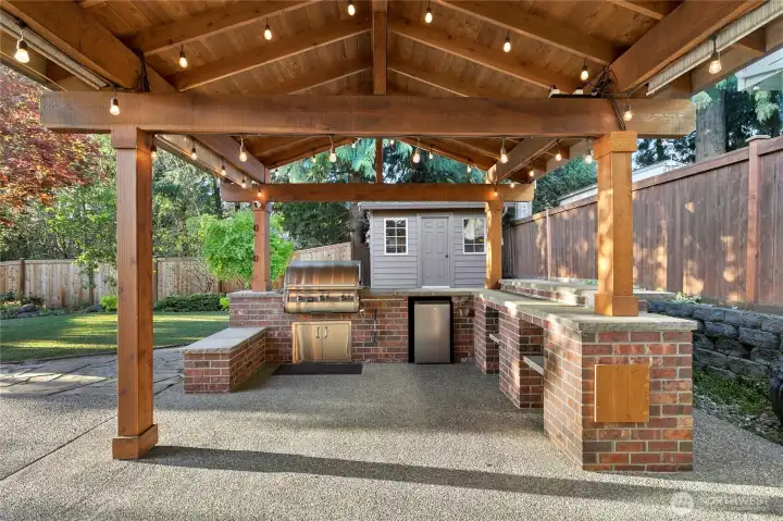 Gorgeous cabana with built in BBQ and pre wired with 220V for a hotub