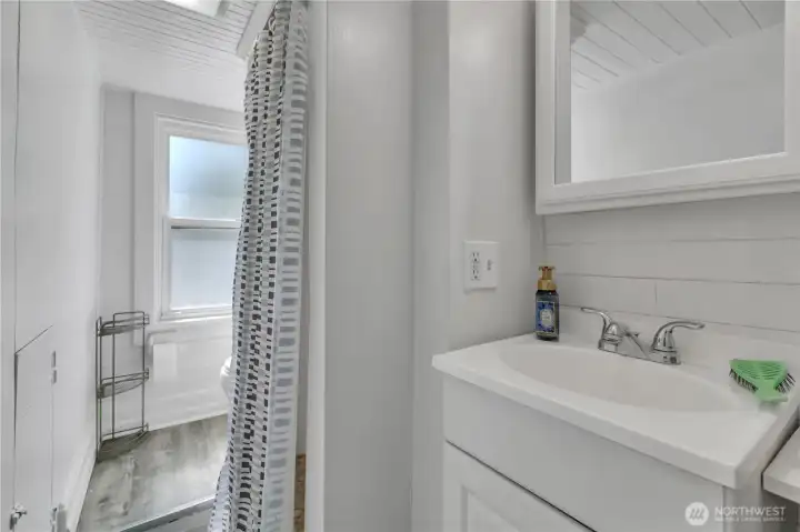 upstairs main bedroom bath upstairs main bedroom bath