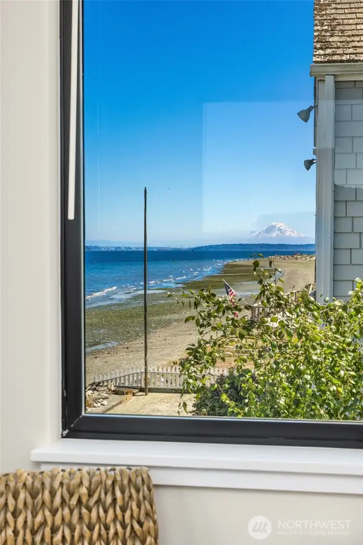It includes a Rainier view! It includes a Rainier view!