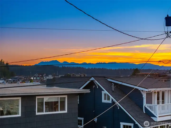 Sunrises to the east and stunning sunsets to the west; all in one property Sunrises to the east and stunning sunsets to the west; all in one property