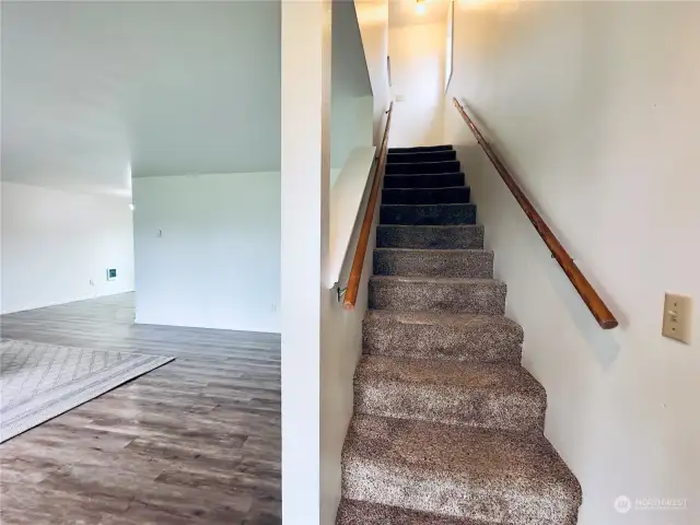 Entryway looking up to second level, 898 Mill St, Kelso WA