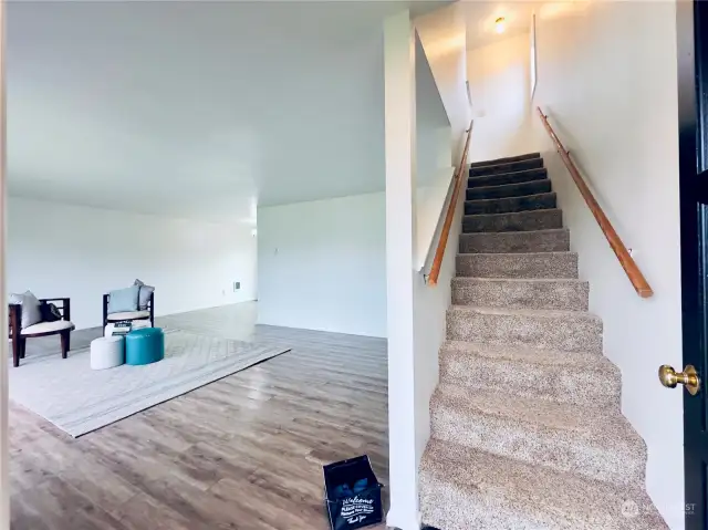 Entryway looking into the living area, 898 Mill ST, Kelso WA